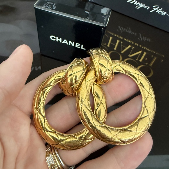 LOT 2137 24K gold plated CHANEL vintage clip on earrings - Picture 5 of 15